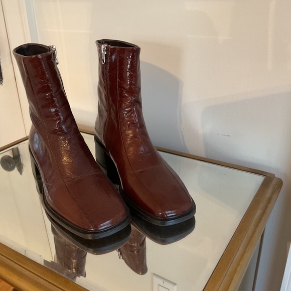 Elegant Brown Ankle Boots - Picture 11 of 11